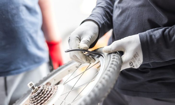 2024-07-25_Chantier-Jeunes-Réparation-Vélo-Peinture-Poteaux-Web-12