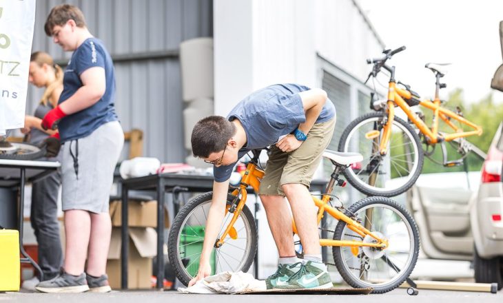2024-07-25_Chantier-Jeunes-Réparation-Vélo-Peinture-Poteaux-Web-17