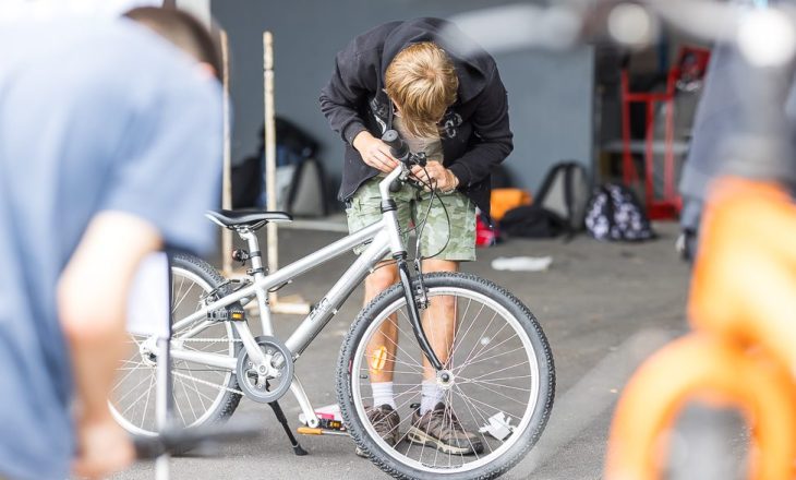 2024-07-25_Chantier-Jeunes-Réparation-Vélo-Peinture-Poteaux-Web-20