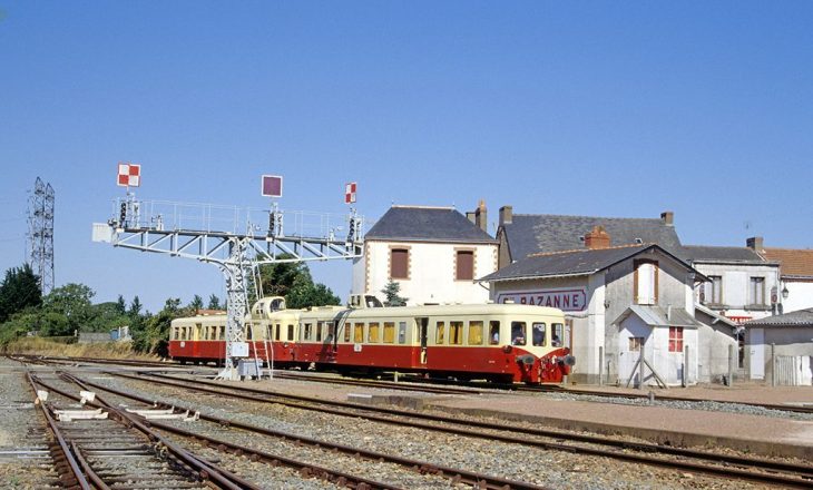 Sainte-Pazanne : voyage spécial de 2 autorails en 1996. La potence mécanique avec des signaux en métal peints, donne l’autorisation de départ. Ils seront ensuite remplacés par des signaux lumineux. (Photo J-L.Bachet.)