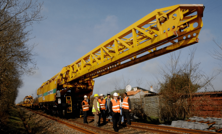 La ligne Nantes-Pornic échappe à la disparition grâce à la mobilisation des collectivités et des associations de sauvegarde du patrimoine ferroviaire.
